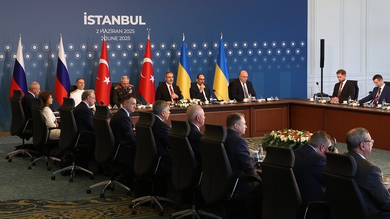 Các thành viên của phái đoàn tham dự vòng đàm phán trực tiếp thứ hai giữa Nga và Ukraine tại Cung điện Ciragan ở Istanbul, Thổ Nhĩ Kỳ. Ảnh: Sputnik.