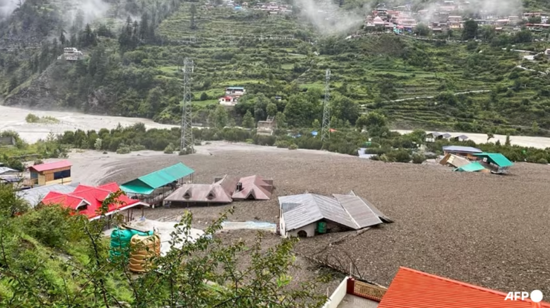 Các tòa nhà dân cư bị ngập một phần trong bùn sau khi một trận mưa lớn gây ra lũ lụt ở bang Uttarakhand của Ấn Độ.