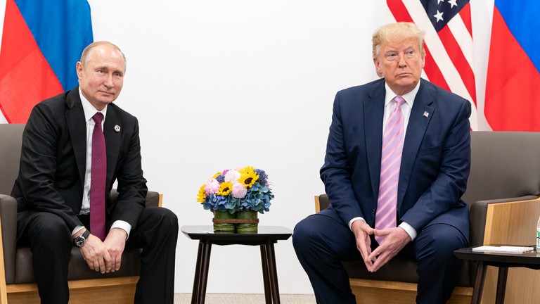 Tổng thống Nga Vladimir Putin (trái) và Tổng thống Mỹ Donald Trump gặp nhau tại Osaka, Nhật Bản, vào ngày 28/6/2019. ảnh: Getty.