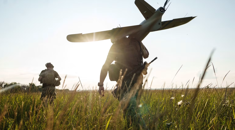 Các thành viên của Lữ đoàn Tác chiến số 13 thuộc Vệ binh Quốc gia Ukraine chuẩn bị phóng máy bay không người lái trinh sát do Ukraine sản xuất về phía tiền tuyến, tại khu vực Kharkov hôm 20/7. Ảnh: Reuters.