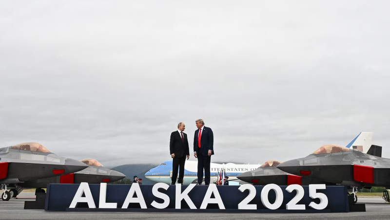 Tổng thống Mỹ Donald Trump và Tổng thống Nga Vladimir Putin chụp ảnh trên đường băng sau khi đến Căn cứ chung Elmendorf-Richardson ở Anchorage, Alaska, hôm 15/8. Ảnh: AFP.