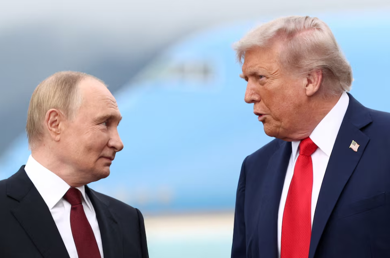 Tổng thống Mỹ Donald Trump nói chuyện với Tổng thống Nga Vladimir Putin tại Căn cứ chung Elmendorf-Richardson ở Anchorage, Alaska, ngày 15/8. Ảnh: Reuters.