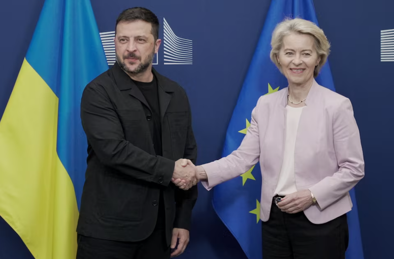 Chủ tịch Ủy ban Châu Âu Ursula von der Leyen bắt tay Tổng thống Ukraine Volodymyr Zelensky tại Brussels, Bỉ, nơi ông tham dự cuộc họp của các nhà lãnh đạo Châu Âu, ngày 17/8. Ảnh: Reuters.