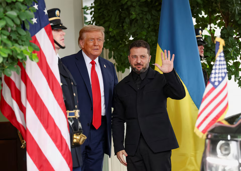 Tổng thống Ukraine Volodymyr Zelensky vẫy tay chào khi gặp Tổng thống Mỹ Donald Trump tại Nhà Trắng, trong bối cảnh các cuộc đàm phán nhằm chấm dứt chiến tranh giữa Nga và Ukraine, tại Washington, D.C. ngày 18/8. Ảnh: Reuters.