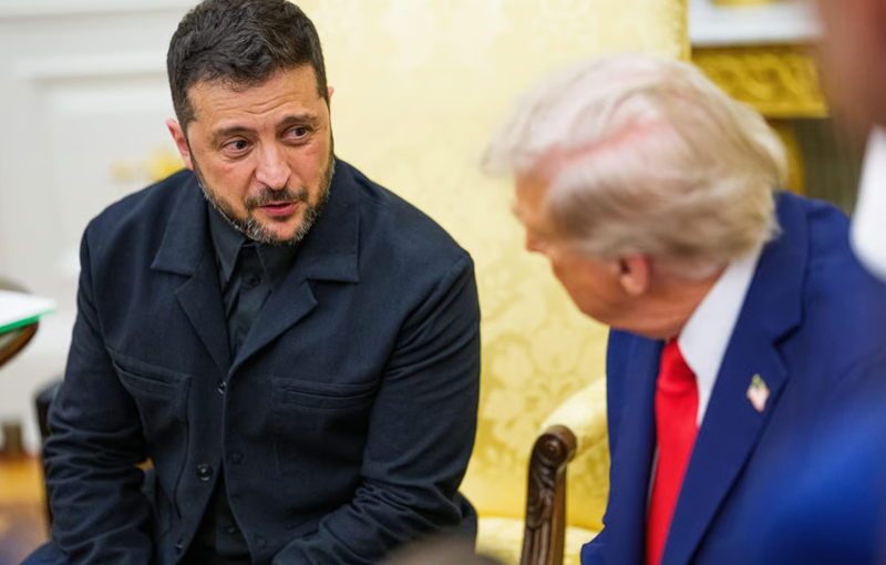 Tổng thống Ukraine Volodymyr Zelensky đã trao cho Tổng thống Mỹ Donald Trump một bức thư do vợ ông là Olena Zelenska viết cho Đệ nhất phu nhân Mỹ Melania. Ảnh: EPA.