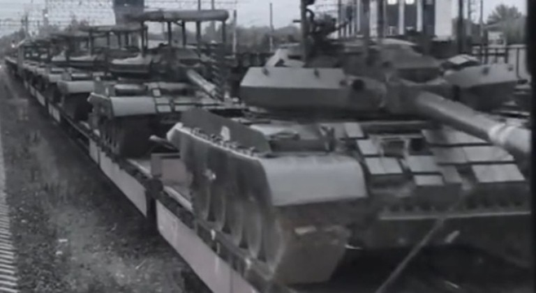 Xe tăng T-62M được vận chuyển bằng đường sắt. Ảnh: MW.