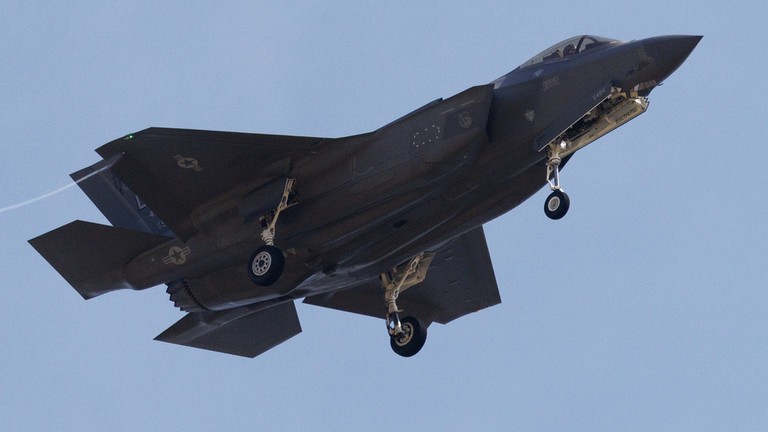 Chiến đấu cơ F-35 của Mỹ đang hạ cánh xuống Căn cứ Không quân Hoàng gia Lakenheath, Vương quốc Anh, ngày 11/4. Ảnh: Getty.