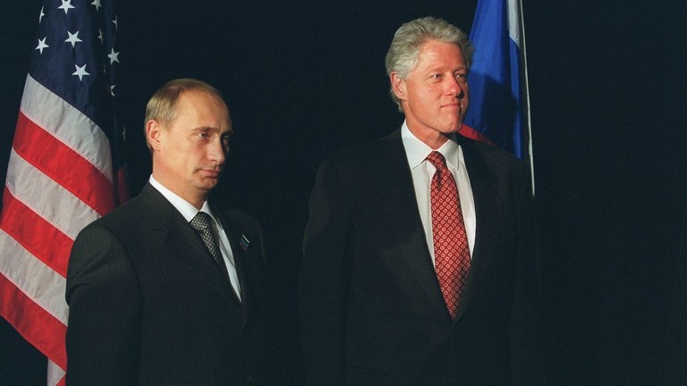 Tổng thống Mỹ Bill Clinton (phải) đứng cùng Thủ tướng Nga Vladimir Putin tại hội nghị thượng đỉnh APEC ở New Zealand, tháng 9/1999.
