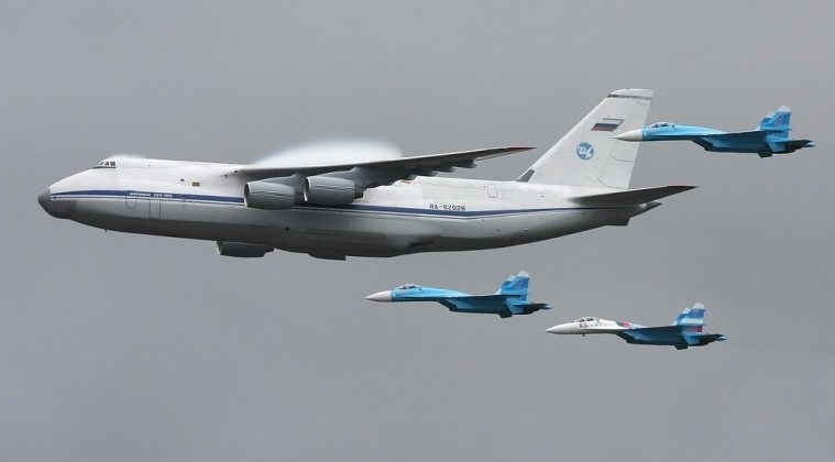 Máy bay vận tải An-124 của Nga với nhóm máy bay chiến đấu hộ tống. Ảnh: MW.