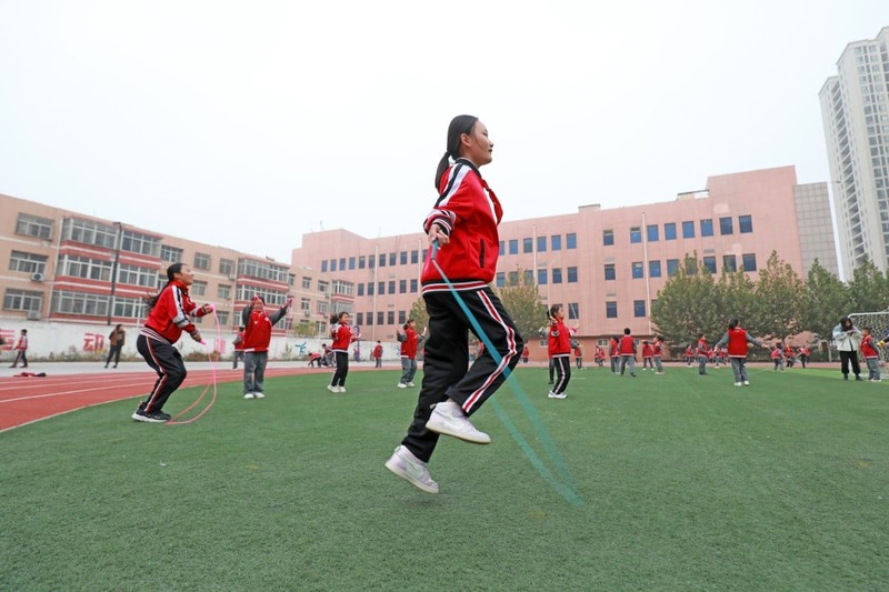 Học sinh học nhảy dây tại một trường tiểu học ở tỉnh Hà Bắc, miền Bắc Trung Quốc. Các trường tiểu học trên khắp Trung Quốc đang chứng kiến ​​sự sụt giảm số lượng học sinh ghi danh trong bối cảnh tỷ lệ sinh trên toàn quốc giảm mạnh. Ảnh: Shutterstock.