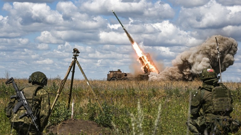 Quân nhân Nga nổ súng vào các vị trí của Ukraine trong chiến dịch quân sự tại Ukraine. Ảnh: Sputnik.