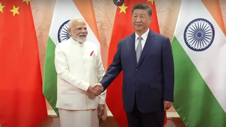 Thủ tướng Ấn Độ Narendra Modi có cuộc gặp song phương với Chủ tịch Trung Quốc Tập Cận Bình tại Thiên Tân, Trung Quốc vào ngày 31/8. Ảnh: RT.