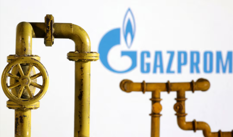 Mô hình đường ống dẫn khí đốt tự nhiên và logo của tập đoàn Gazprom. Ảnh: Reuters.