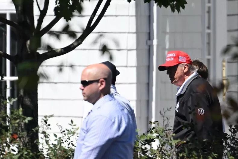 Tổng thống Mỹ Donald Trump đi bộ qua bãi đậu xe tại sân golf Trump National ở Sterling, Virginia, vào ngày 30/8. Ảnh: Getty.