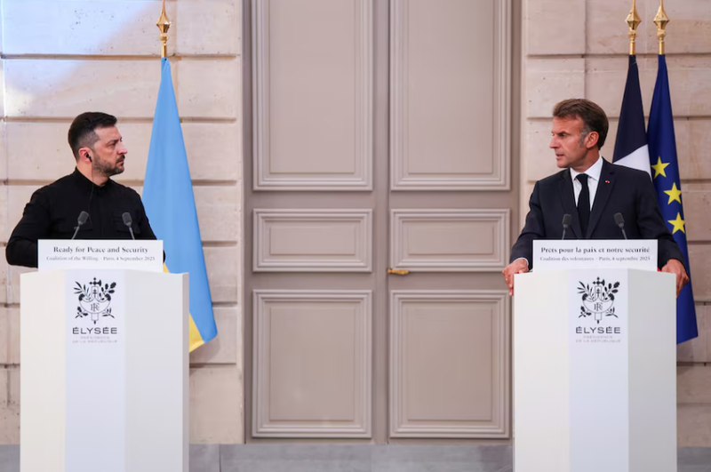 Tổng thống Ukraine Volodymyr Zelensky (trái) và Tổng thống Pháp Emmanuel Macron phát biểu trong buổi họp báo sau Hội nghị thượng đỉnh Liên minh sẵn sàng, tại Điện Elysee, Paris, Pháp vào ngày 4/9. Ảnh: Reuters.