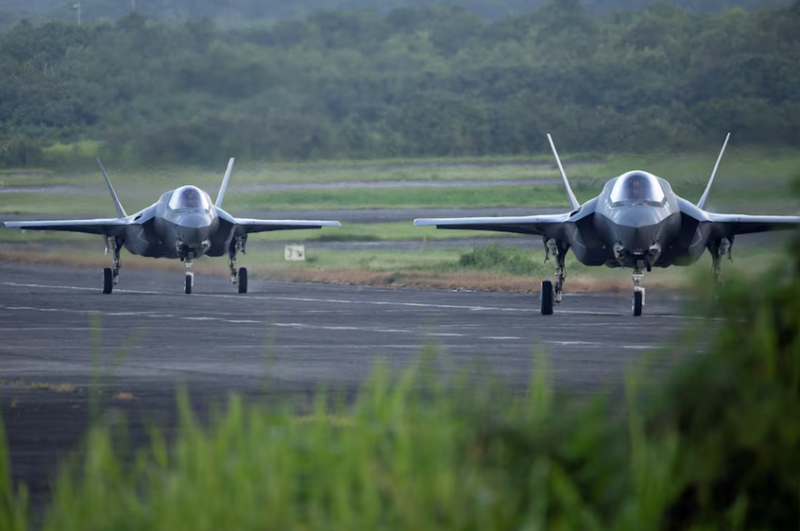 Máy bay chiến đấu F-35 lăn bánh trên đường băng tại căn cứ quân sự cũ Roosevelt Roads ở Ceiba, Puerto Rico, ngày 13/9. Ảnh: Reuters.