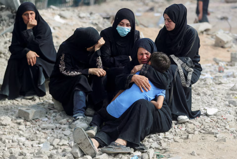 Lễ tang của những người Palestine thiệt mạng trong các vụ tấn công của Israel tại bệnh viện Al-Shifa, thành phố Gaza, ngày 28/8. Ảnh: Reuters.