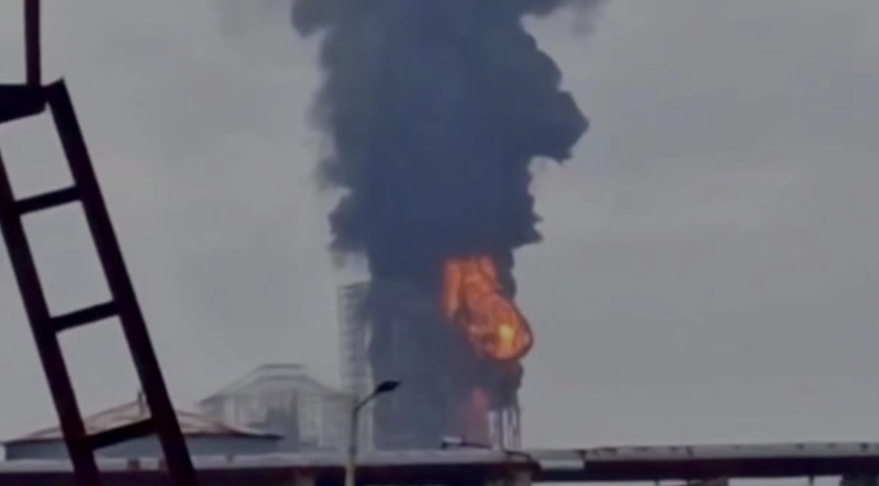 Hình ảnh cột khói lớn bốc lên sau đòn tấn công của Ukraine. Ảnh: Kyiv Post.