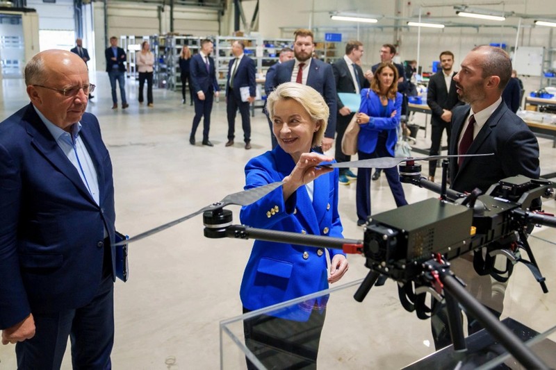 Chủ tịch Ủy ban Châu Âu Ursula von der Leyen (giữa) đang xem một chiếc UAV trong chuyến thăm công ty công nghệ quốc phòng Origin Robotics tại Marupe, Latvia vào ngày 29/8. Ảnh: AFP.