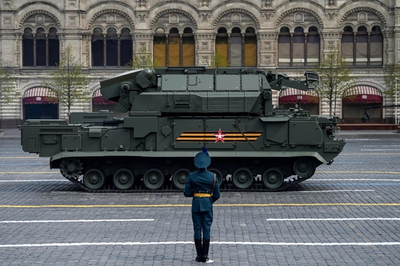 Hệ thống tên lửa đất đối không chiến thuật TOR-M2 của Nga diễu hành qua Quảng trường Đỏ trong cuộc duyệt binh Ngày Chiến thắng ở trung tâm Moscow vào ngày 9/5/2022. Ảnh: AFP.