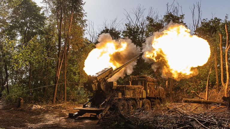 Pháo binh Ukraine khai hỏa từ vị trí của họ ở tiền tuyến với Nga vào ngày 31/8. Ảnh: Getty.