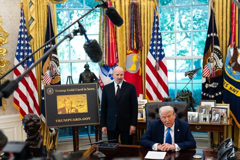 Tổng thống Trump đã áp phí 100.000 USD cấp thị thực cho lao động nước ngoài có tay nghề. Ảnh: NYTimes.