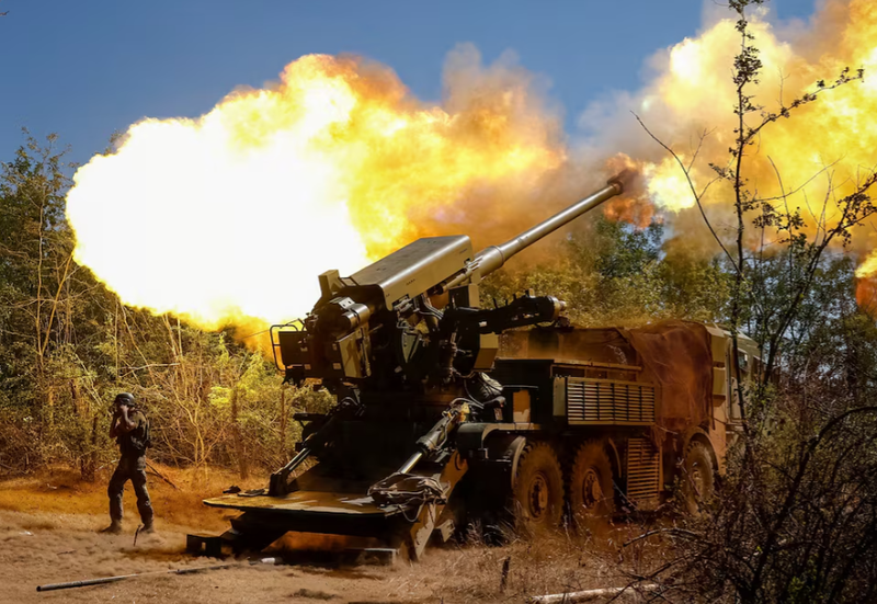 Một quân nhân thuộc Lữ đoàn Pháo binh Độc lập số 44 của Lực lượng Vũ trang Ukraine bắn pháo tự hành 2S22 Bohdana về phía quân đội Nga gần tiền tuyến, trong bối cảnh Nga tấn công Ukraine, tại khu vực Zaporizhzhia, Ukraine ngày 20/8. Ảnh: Reuters.