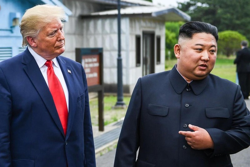 Nhà lãnh đạo Triều Tiên Kim Jong-un đứng cạnh Tổng thống Mỹ Donald Trump ở phía nam đường phân định quân sự chia cắt Triều Tiên và Hàn Quốc, tại khu vực an ninh chung Panmunjom thuộc khu phi quân sự vào năm 2019. Ảnh: TNS.