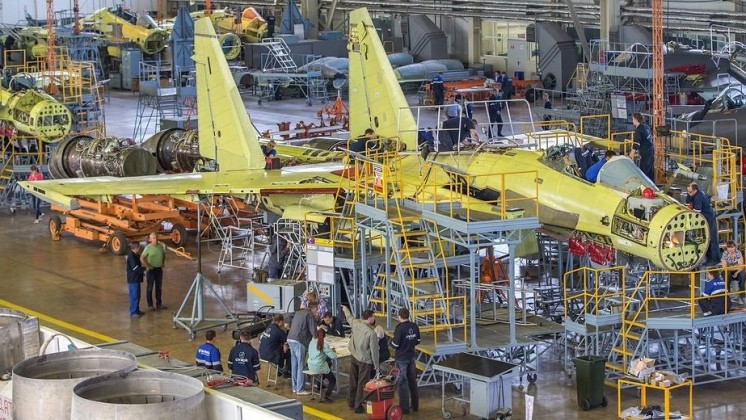 Hoạt động sản xuất Su-35 tại Nhà máy máy bay Komsomolsk ở Amur. Ảnh: MW.