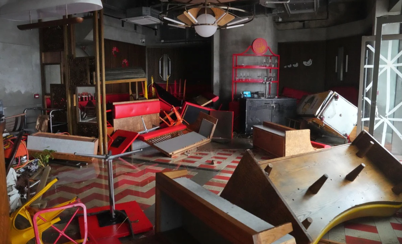 Sóng bão Ragasa đã phá hủy một nhà hàng ở Tseung Kwan O. Ảnh: SCMP.