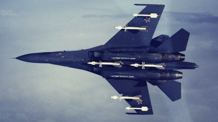 Chiến đấu cơ Su-27 với tên lửa R-27ER (ở giữa), R-27ET (giá treo bên trong) và tên lửa không đối không R-73. Ảnh: MW.