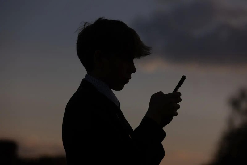 Hình ảnh minh họa về một cậu bé 13 tuổi đang nhìn vào chiếc iPhone. Ảnh: Getty.