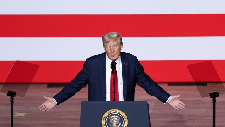 Tổng thống Mỹ Donald Trump phát biểu với các nhà lãnh đạo quân sự cấp cao tại Căn cứ Thủy quân Lục chiến Quantico, Virginia, Mỹ ngày 30/9. Ảnh: Getty.