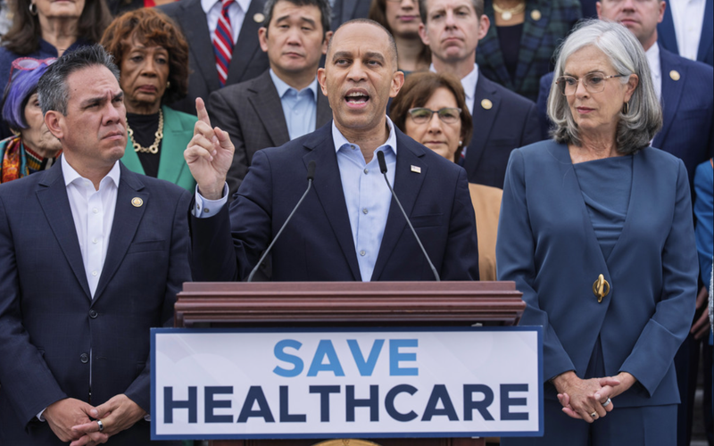 Lãnh đạo phe Thiểu số Hạ viện Hakeem Jeffries trở thành nạn nhân mới nhất của ông Trump. Ảnh: Politico.