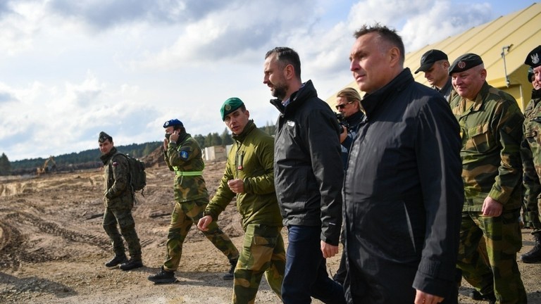 Các quan chức từ các nước EU tại lễ khai mạc Trại Jomsborg ở Lipa, Ba Lan, ngày 1/10. Ảnh: Getty.