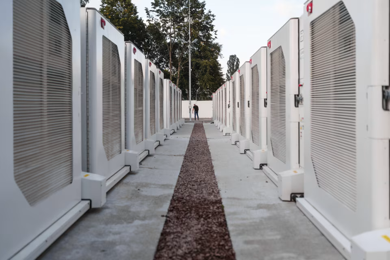 Một "công viên pin" tại địa điểm không xác định ở Ukraine. Ảnh: WSJ.