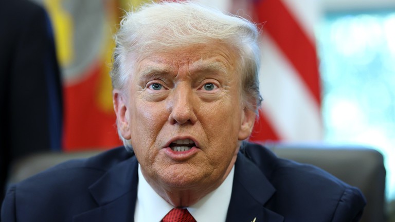 Tổng thống Mỹ Donald Trump tại Phòng Bầu dục hôm 6/10. Ảnh: Getty.