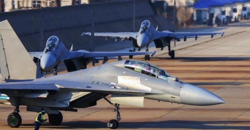 Phi công F-16 Trung Quốc bay lộn vòng qua đầu tiêm kích Mỹ Cú chạm trán chỉ cách 10 mét 3.jpeg