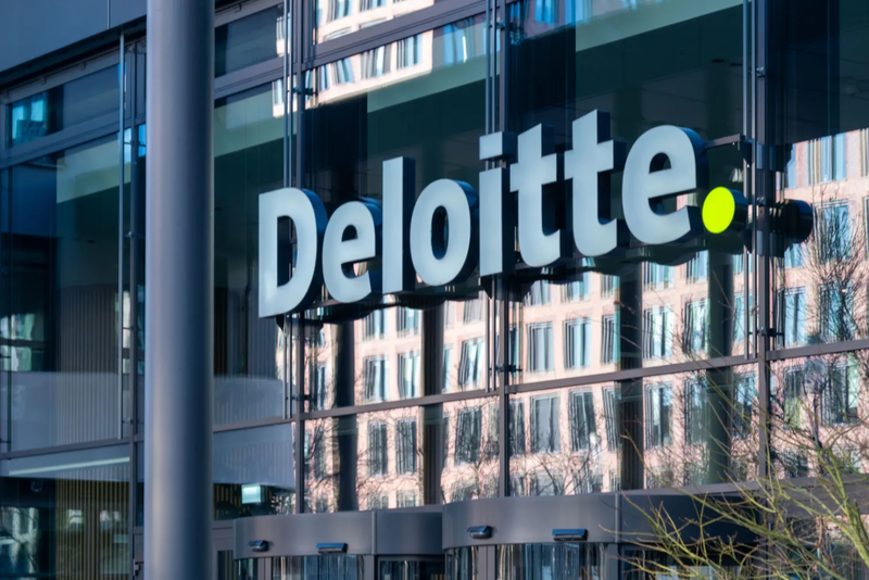Deloitte sẽ phải hoàn trả 97.000 USD, đồng thời vướng vào cuộc tranh luận gay gắt về đạo đức nghề nghiệp và việc lạm dụng AI trong tư vấn chính sách công. Ảnh: Fortune.