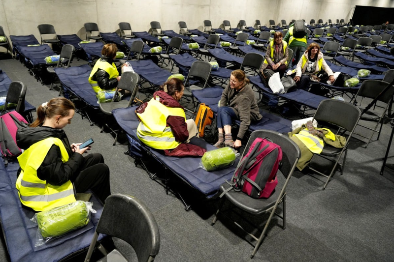 Các tình nguyện viên tại trung tâm sơ tán được dựng lên tại nhà thi đấu thể thao ở Kaunas, Litva. Ảnh: Reuters.