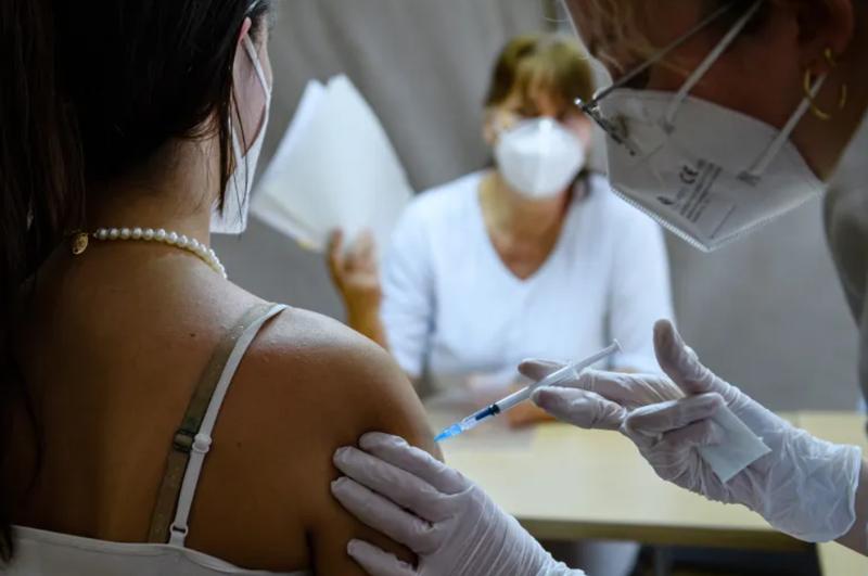 Một bác sĩ tiêm vaccine ngừa COVID-19 của Pfizer-BioNTech cho bệnh nhân tại Leipzig, Đức trong đại dịch toàn cầu năm 2021. Ảnh: Getty.