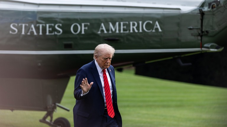 Tổng thống Mỹ Donald Trump trở lại Nhà Trắng sau chuyến thăm Trung tâm Y tế Quân đội Quốc gia Walter Reed vào ngày 10/10. Ảnh: Getty.