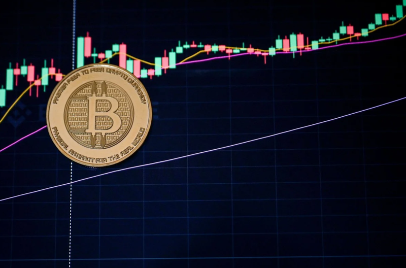 Bitcoin và ether, hai loại tiền mã hóa lớn nhất thế giới, đã sụt giảm mạnh vào tuần trước. Ảnh: AFP.