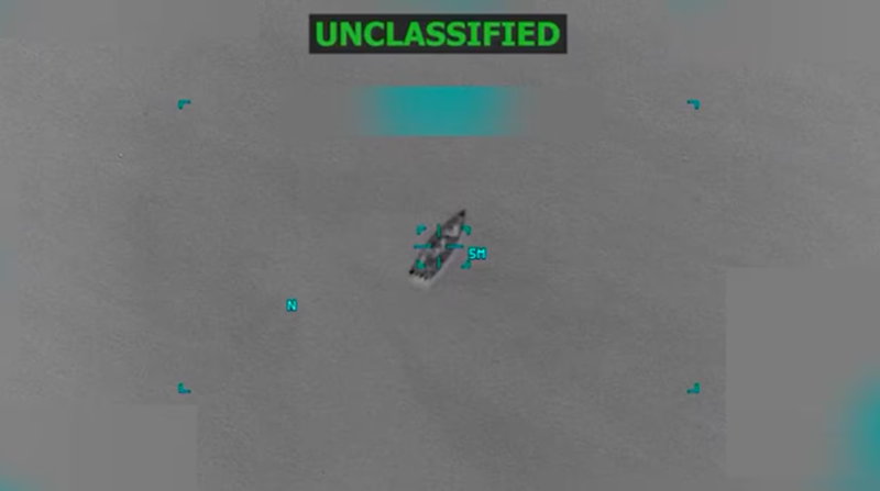 Một chiếc thuyền trôi nổi ngoài khơi bờ biển Venezuela trong bức ảnh chụp màn hình này được trích từ video phát hành ngày 14/10. Ảnh: Reuters.