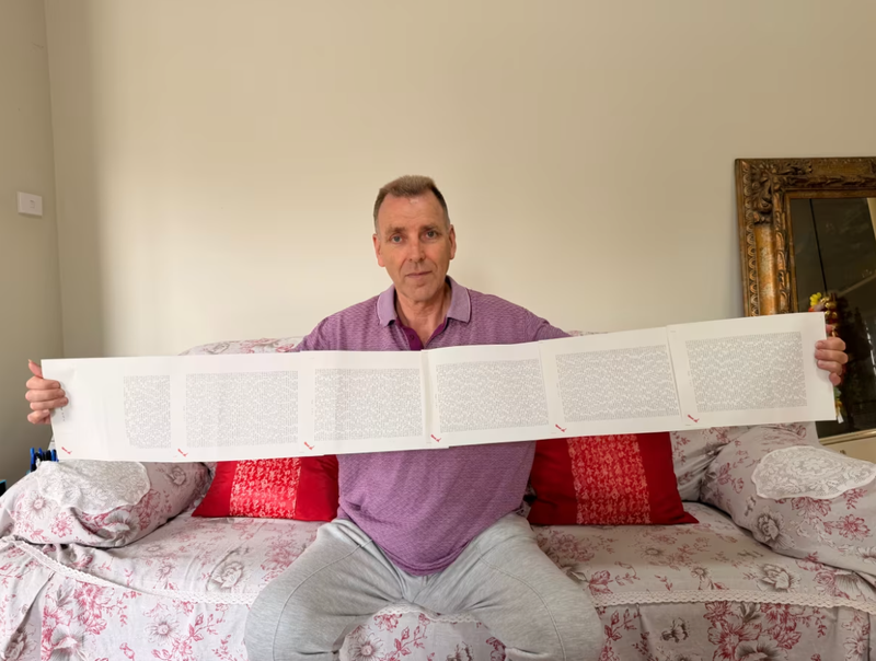 Laurence Watkins, một nhân viên bảo vệ đã nghỉ hưu đến từ Auckland, New Zealand, cầm trên tay giấy khai sinh dài 6 trang, trong đó ghi đầy đủ 2.253 cái tên của ông. Ảnh: CNN.