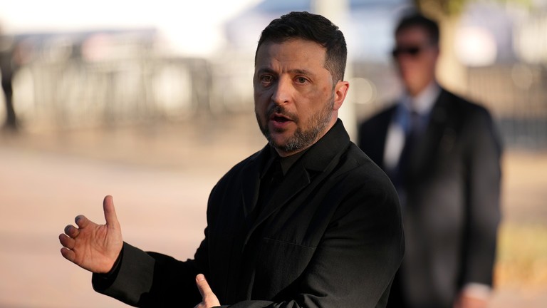 Tổng thống Ukraine Volodymyr Zelensky phát biểu với các phóng viên tại Washington, DC, vào 17/10. Ảnh: Getty.