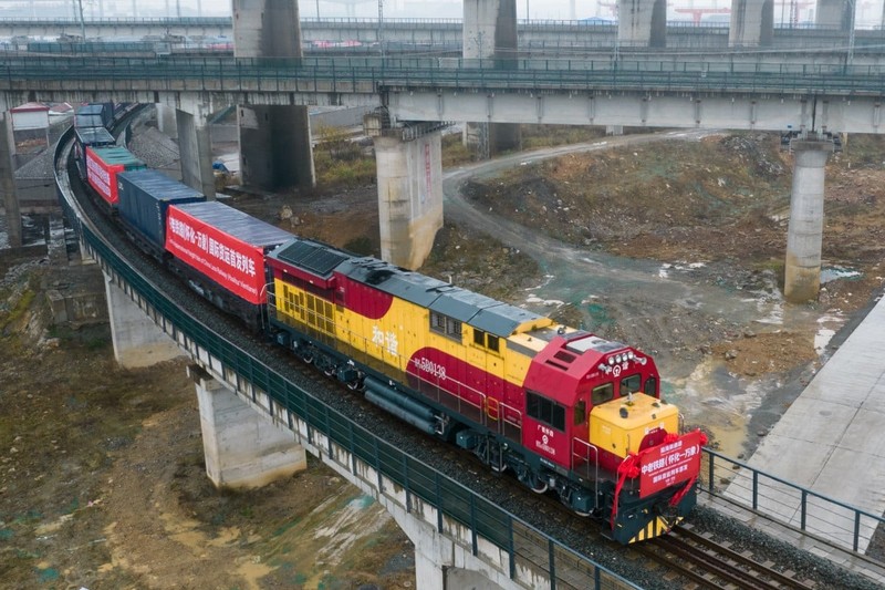 Một chuyến tàu chở hàng khởi hành từ Hoài Hóa, một thành phố ở tỉnh Hồ Nam, miền Trung Trung Quốc, hướng đến Lào. Ảnh: Xinhua.