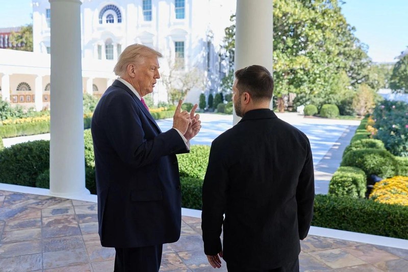 Tổng thống Mỹ Donald Trump nói chuyện với Tổng thống Ukraine Volodymyr Zelensky tại Nhà Trắng trong hôm 17/10. Ảnh: AFP.