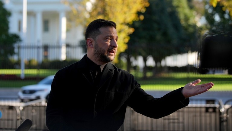 Tổng thống Ukraine Volodymyr Zelensky bên ngoài Nhà Trắng, Washington, DC, ngày 17/10. Ảnh: Getty.