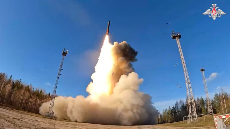 Tên lửa đạn đạo liên lục địa Yars được phóng từ Sân bay vũ trụ Plesetsk trong cuộc tập trận quân sự của lực lượng hạt nhân Nga trên bộ, trên biển và trên không nhằm diễn tập khả năng sẵn sàng chiến đấu và cơ cấu chỉ huy tại khu vực Arkhangelsk, Nga, ngày 22/10. Ảnh: Reuters.